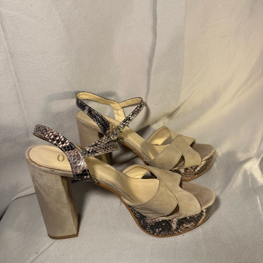 Italian heels size 39 (8) made by OVYE.  Beige suede and Snakeskin